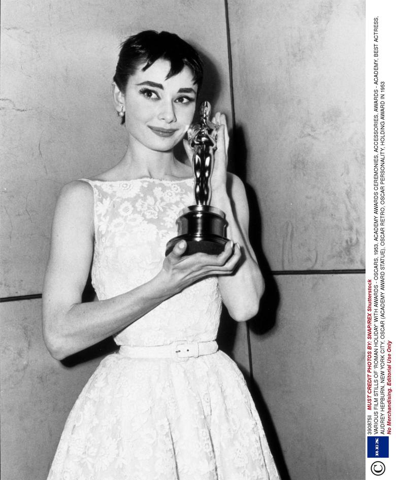 Audrey Hepburn podczas 26. gali wręczenia nagród Amerykańskiej Akademii Filmowej (1954 r.) ze statuetką za rolę w filmie "Rzymskie wakacje".<br /> <br /> Audrey Hepburn, której kariery wtedy dopiero nabierała rozpędu (rola księżniczki Anny była jej pierwszą główną rolą filmową w komedii...