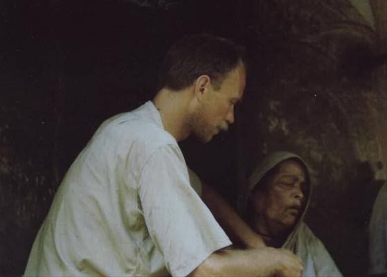 Dariusz Kobzdej w leprozorium w Puri (Indie), 1989 r.