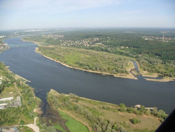Koryto Wisły na szerokości Kępy Włocławskiej (2-4 km poniżej zbiornika), z sztucznie przekopaną (pogłębioną) odnogą boczną.