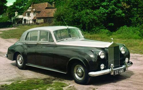 Fot. Rolls-Royce: Rolls-Royce Silver Cloud (Srebrny Obłok) ma już 50 lat. Na zdjęciu model z pierwszej serii, który wsławił się tym, że miał standardowe,