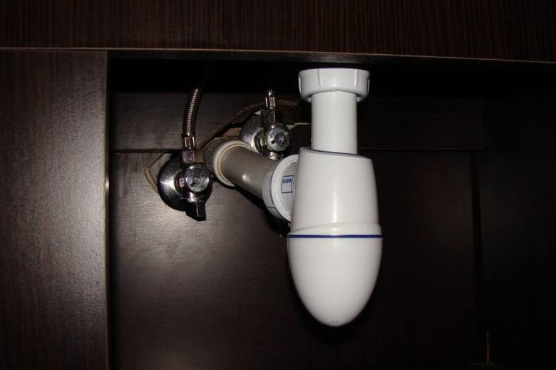 Syfony w urządzeniach sanitarnych, z których korzystamy w naszych domach, zatykają się najczęściej na skutek dostania się do  odpływów grubszych zan