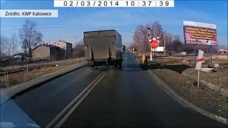 Wyprzedzanie ciężarówką na przejeździe kolejowym tuż przed autem jadącym z przeciwka
