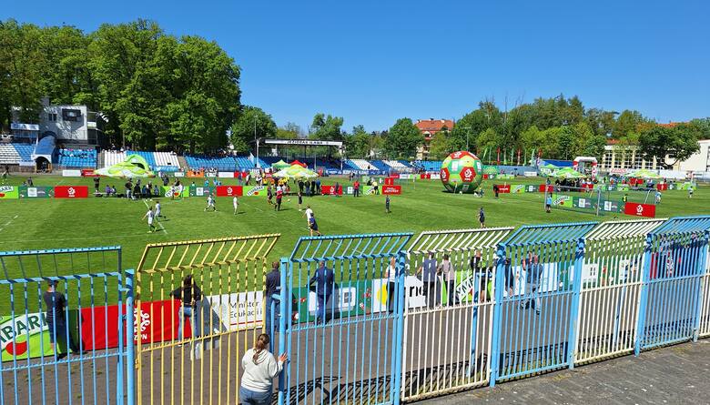 Turniej „Ze szkolnego Orlika na PGE Narodowy” o XXIV Puchar Tymbarku kategorii U-8 i U-10 odbywał się w Iławie w czwartek, 9 maja, przy pełnym słońc