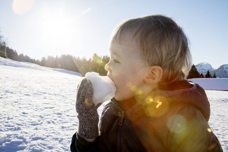 Chłopiec jedzący śnieg