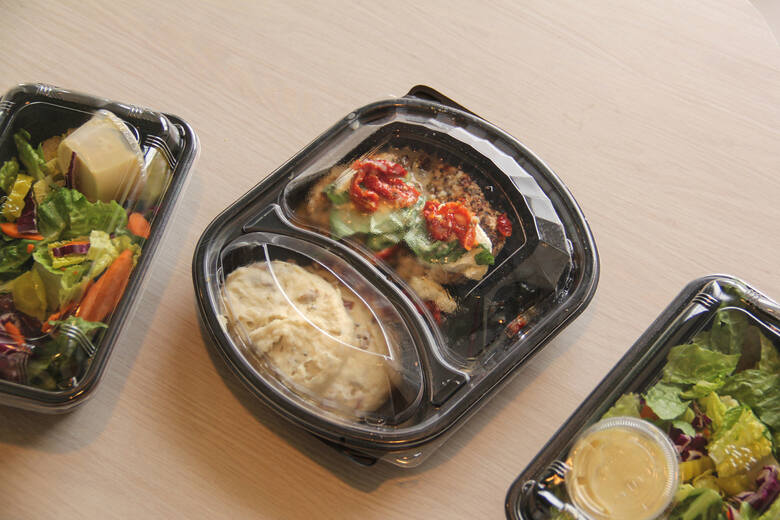 Dietetyczne jedzenie z cateringu w plastikowym pudełku