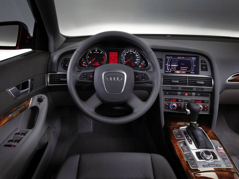 Audi A6 VI generacji zaprezentowano w marcu 2004 roku na salonie samochodowym w Genewie. W porównaniu do ustępującego modelu nadwozie limuzyny było o