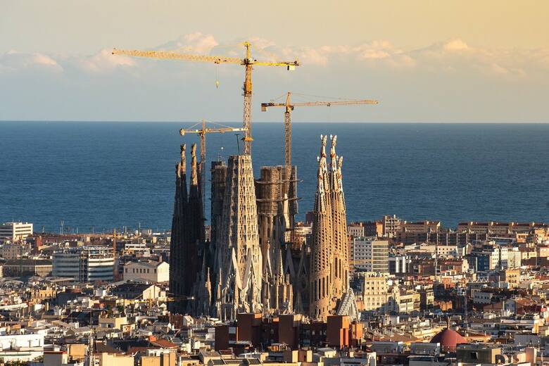 Sagrada Familia zostanie ukończona w 2026 roku. Będzie najwyższym kościołem katolickim. Jego budowa trwa od 140 lat