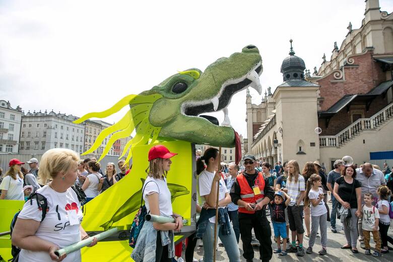 Skończyła się pandemia COVID-19, więc do Krakowa na wakacje 2022 wraca Wielka Parada Smoków. Wydarzenie odbędzie się w weekend 4-5 czerwca 2022. Na zdjęciu: