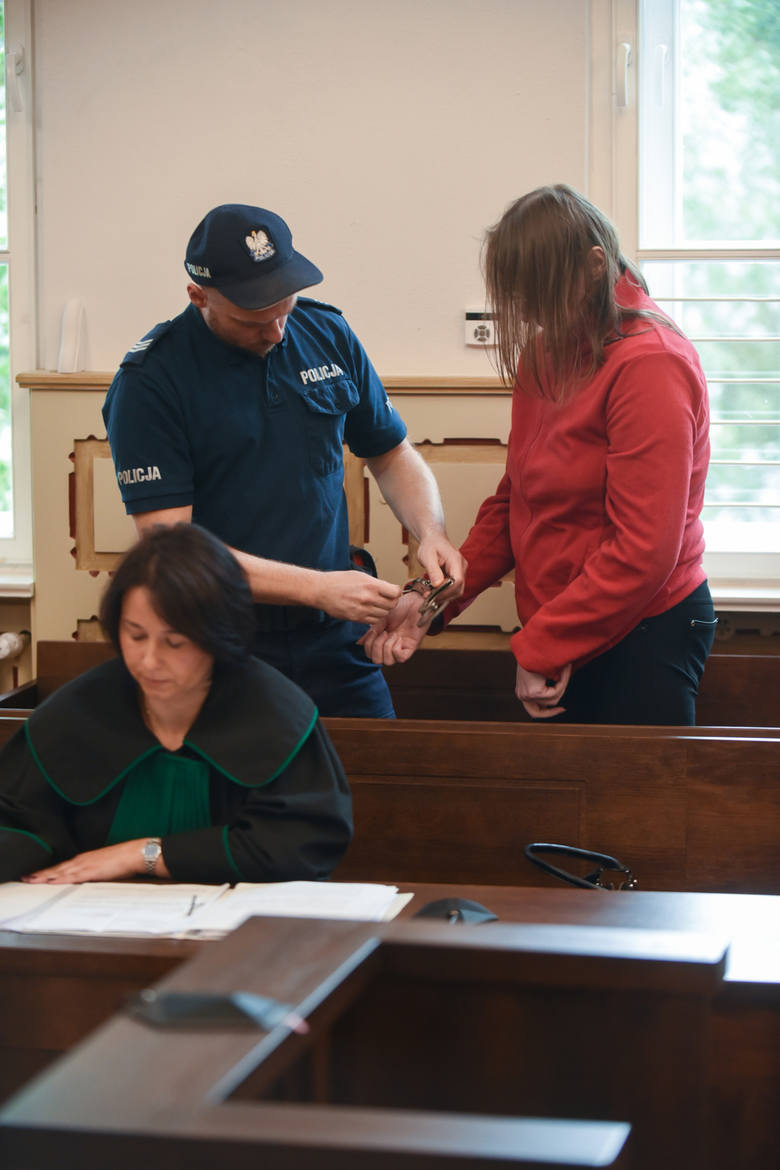 Anna B. z Grzywny od lutego jest tymczasowo aresztowana. Wczoraj dowieziono ja do toruńskiego Sądu Rejonowego z grudziądzkiego zakładu karnego. 42-letnie kobiecie grozi od 2 do 12 lat więzienia. Wyraża skruchę i żal. 