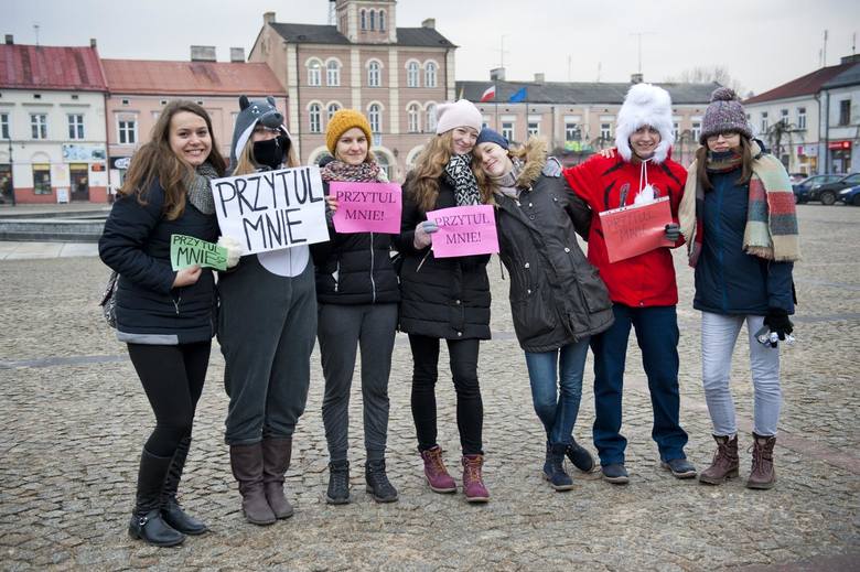 Free Hugs czyli darmowe przytulanie w Rynku w Skierniewicach