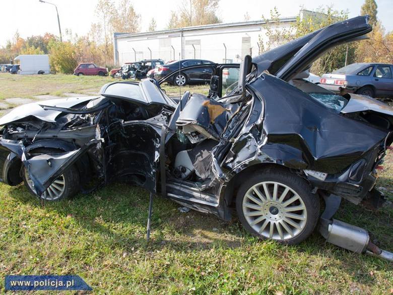 Kierowca Forda był jednym z trzech uczestników zdarzenia na drodze. W wyniku uderzenia w tył jego pojazdu ten obrócił się i bokiem uderzył w słup. Poszkodowany