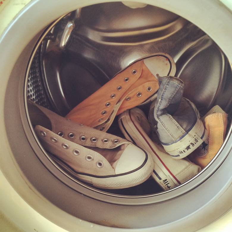 Buty to część naszej garderoby, która dosyć często się brudzi. Często z braku czasu wrzucamy je do pralki. Niestety nie powinno się ich ani prać, ani suszyć w urządzeniach automatycznych. Bądźmy pewni, że po kilku praniach i suszeniach mogą one się całkowicie rozpaść.