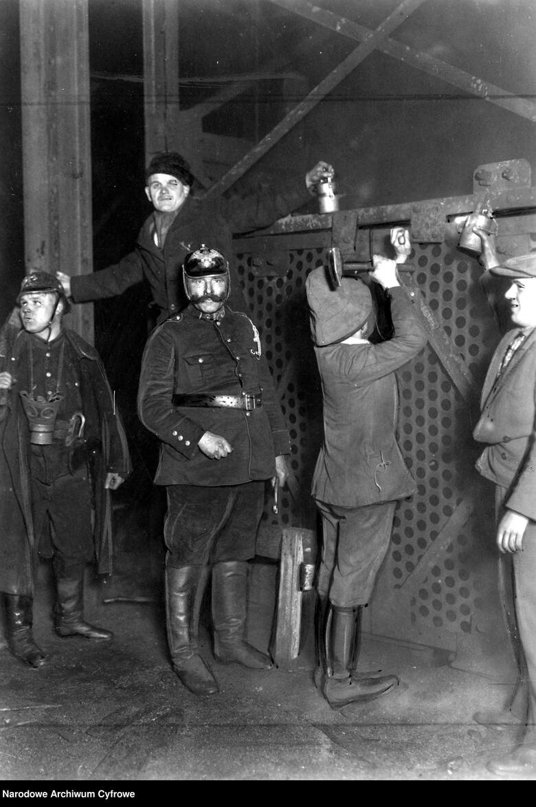 Kopalnia węgla "Gothard" w Orzegowie - straż pożarna przy zabezpieczaniu ugaszonego szybu. Fotografia wykonana w 1932 roku przez Czesława