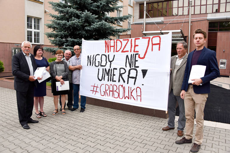 Wyrok Trybunału  jest naszym zwycięstwem, ale władza centralna nadal nie kwapi się do naprawienia krzywd - mówił Tadeusz Karpowicz (z lewej). Obok stoi Radosław Sakowski.