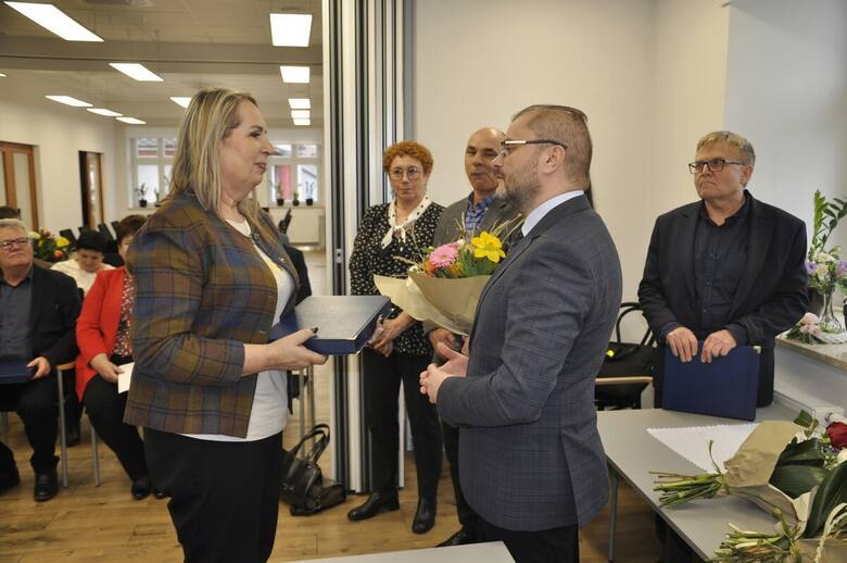 Pełniący obowiązki burmistrza Kęt Marcin Śliwa wręczył nominacje sześciu nowym sołtysom