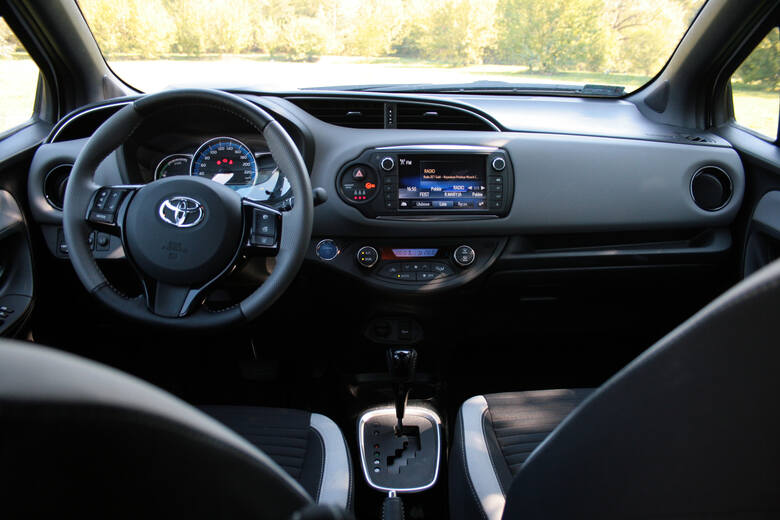 Toyota Yaris Hybrid Porównanie zespołów napędowych wykazuje przewagę hybrydowego Yarisa. Silniki pracują spokojnie i bez wibracji, poza momentami przyspieszania