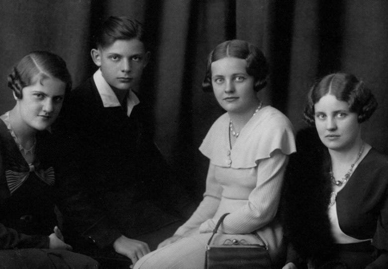 Leszek Biały z siostrami: Zuzanną (z lewej),  Aliną (w środku) i Marią, rok 1934.
