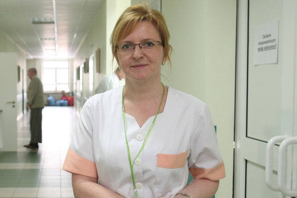 Bogusława Dolecka ma nadzieję, że uznanie pielęgniarki i położnej za funkcjonariuszy publicznych zmniejszy agresję ze strony pacjentów wobec<br>białego personelu.