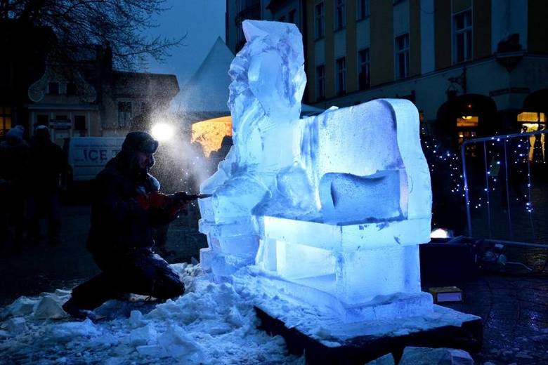 W poniedziałek, 16 grudnia od godziny 15.00 odbędą się po raz drugi pokazy i warsztaty rzeźbienia w lodzie.