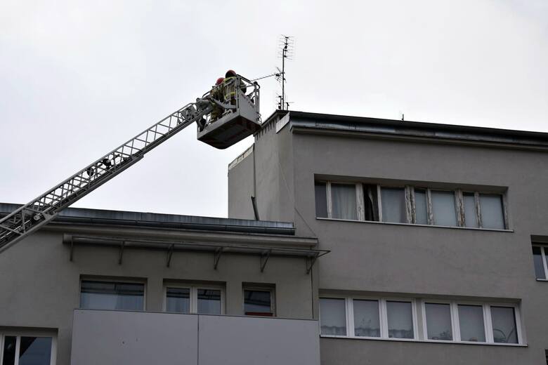 Straż pożarna interweniowała przy ul. Piaskowej. Z dachu budynku oderwało się opierzenie