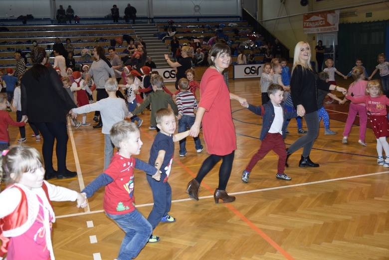 W piątek, 7 grudnia w hali Ośrodka Sportu i Rekreacji w Skierniewicach odbył się Bal Mikołajkowy dla przedszkolaków. Były tańce, zabawy i konkursy, a także wizyta Mikołaja na saniach.