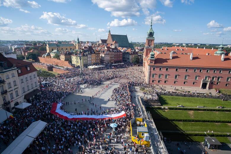 Trakt Królewski wiedzie też do najsłynniejszych chyba symboli Warszawy - na Placu Zamkowy z dawną siedzibą królów i ikoniczną Kolumną Zygmunta, a potem