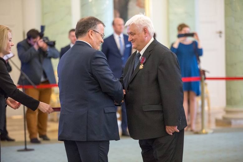 Leon Cuprych dostał odznaczenie z rąk Andrzeja Dery, ministra w kancelarii Prezydenta RP. Spotkał się też z głową państwa.
