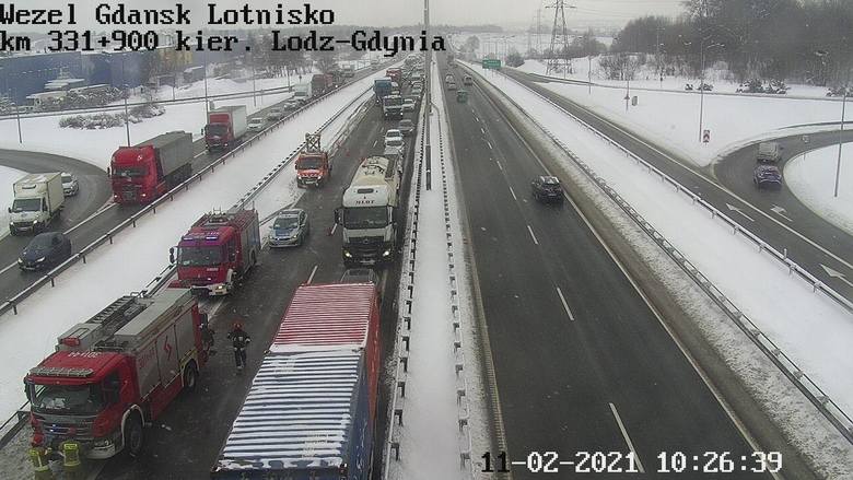 Przewrócona ciężarówka na Obwodnicy Trójmiasta w czwartek, 11.02.2021 r. W kierunku Gdyni były utrudnienia