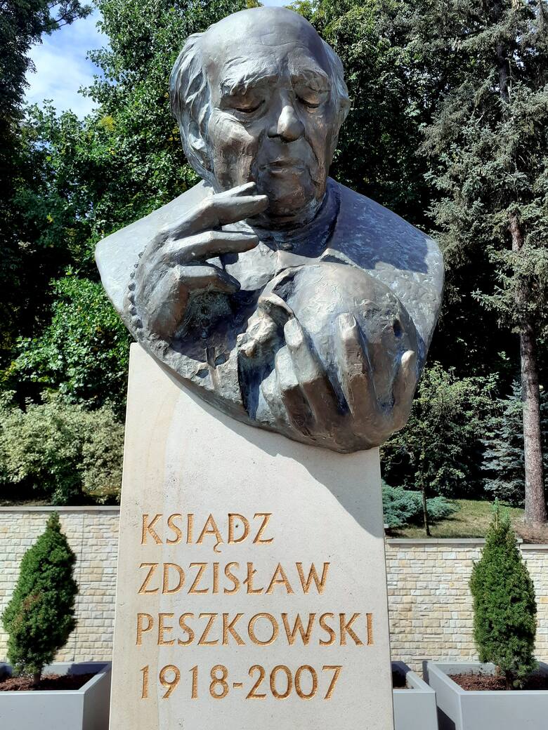 Popiersie ks. Zdzisława Peszkowskiego na Placu Harcerskim jego imienia w Sanoku