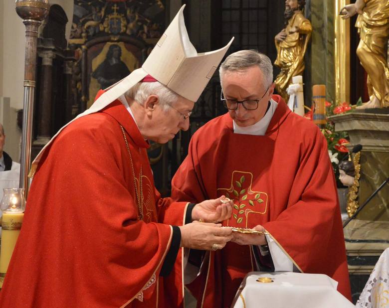 Ksiądz biskup Andrzej F. Dziuba, ordynariusz diecezji łowickiej poświęcił relikwiarz z napisem „Solidarność”, a następnie przeniósł do niego fragment kości zamordowanego duchownego