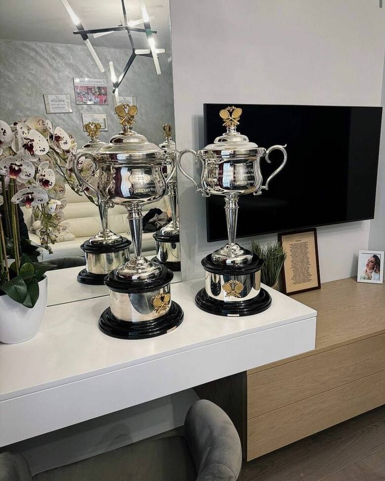 Dwa trofea Australian Open 2023 i 2024 w domowej kolekcji Aryny Sabalenki