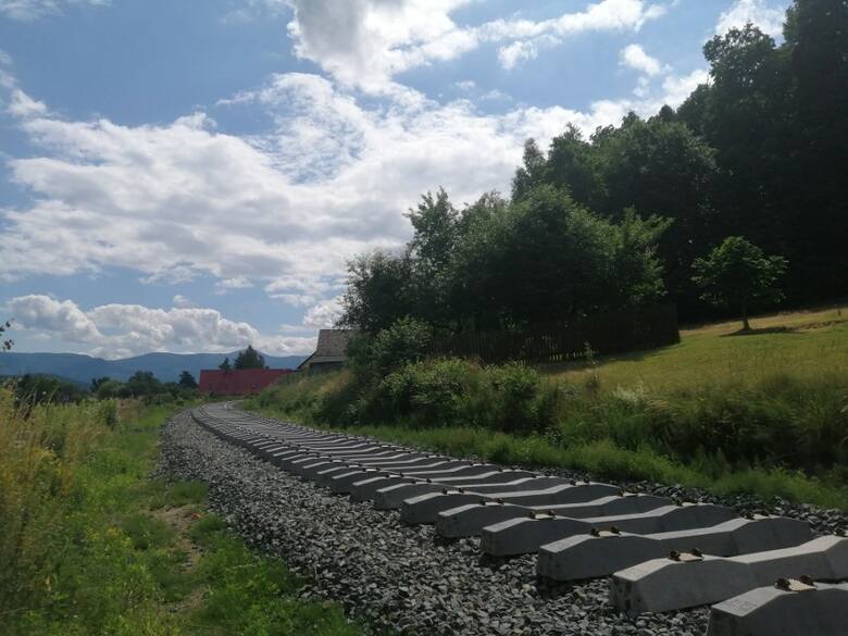 Linia kolejowa do Karpacza zostanie oddana do użytku prawdopodobnie już w czerwcu 2024 roku i będzie oferowała turystom niezapomniane widoki na Karkonosze.