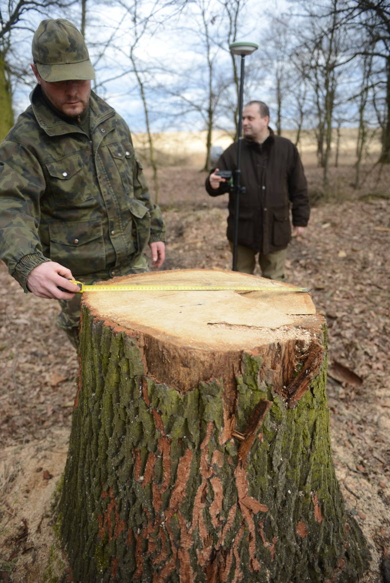 Podleśniczy Jakub Kiernożycki i Rafał Nowak starszy specjalista do spraw ochrony lasu i ochrony przeciwpożarowej