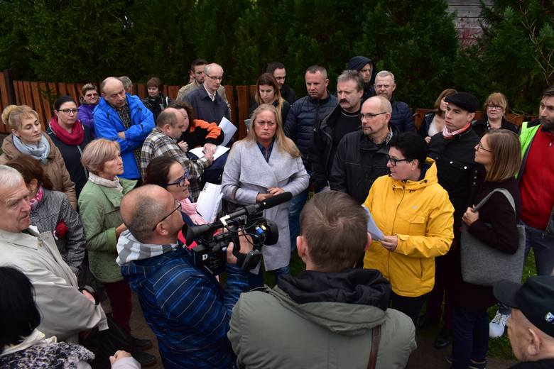Grupa mieszkańców zebrała się wczoraj na osiedlu Ostoja, aby zwrócić uwagę na niedogodności, które będą im doskwierać, jeśli powstanie kolejna kurza ferma w Ochli. Czy protest przyniesie skutek?