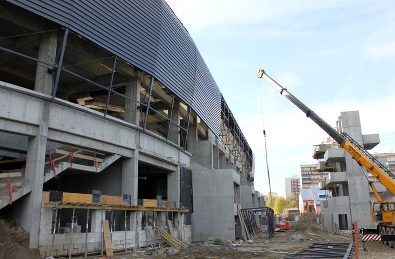 Stadion miejski w Tychach. Termin zakończenia budowy - 11 czerwca 2015 r. 