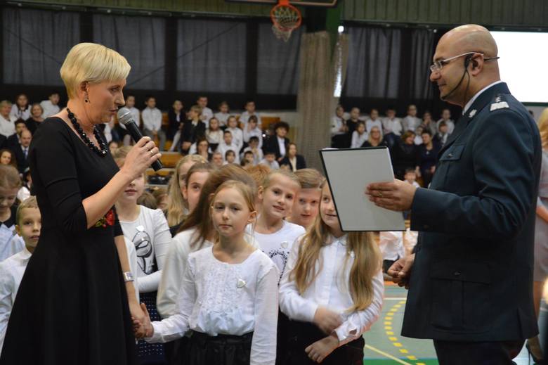Agata Kornhauser-Duda, żona prezydenta RP przyjechała do Łowicza, aby wziąć udział w spotkaniu z uczniami Szkoły Podstawowej nr 2