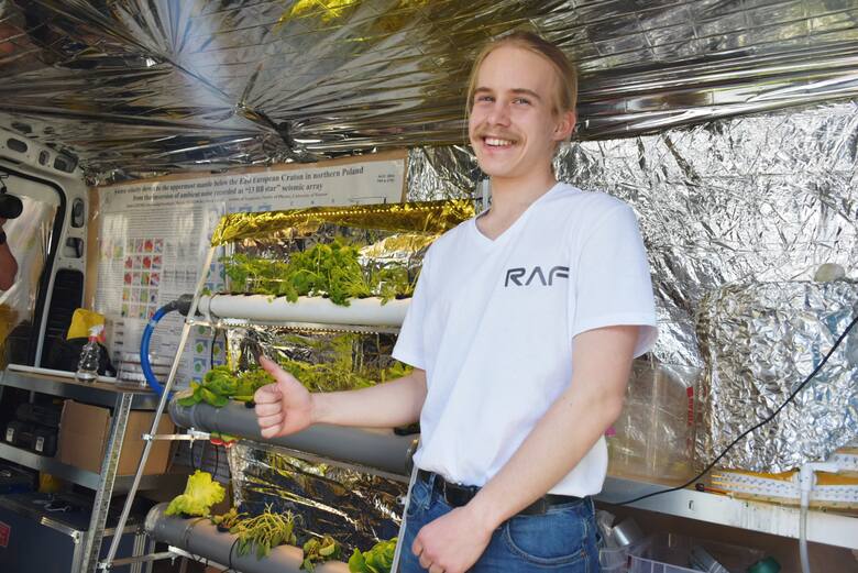 Astronauci z Warszawy przez 10 dni będą się odżywiać uprawianymi przez siebie roślinami i glonami.