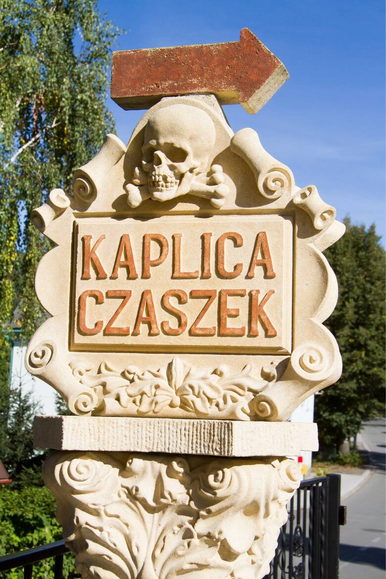 To jedno z najbardziej oryginalnych miejsc w tej części Dolnego Śląska. Kaplica, w której znajdują się czaszki i kości zmarłych w wyniku wojny trzydziestoletniej