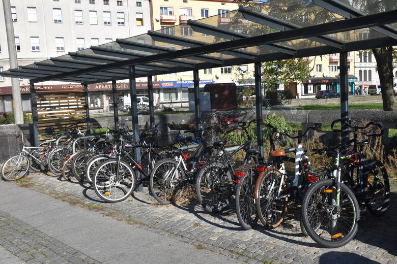 Chociaż przy Centrum Przesiadkowym Opole-Główne ustawiono 40 stojaków, w środę o godz. 12:00 nie było tam żadnego przypiętego roweru.