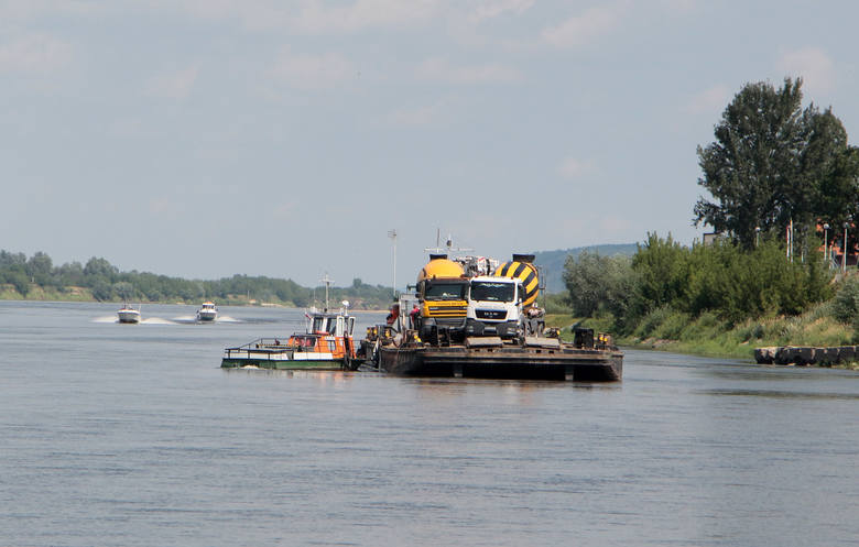 Ciężarówki z betonem są transportowane przez rzeczne barki. Teraz stan wody w Wiśle na to pozwala. Roboty związane z odnową podpór mostu rozpoczęto już w minionym roku. 