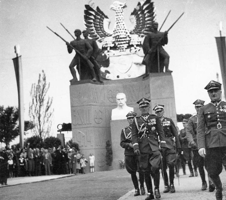 Rok 1937, plac Piłsudskiego w Warszawie. Marszałek Edward Rydz-Śmigły przemawia na tle pomnika ks. Józefa Poniatowskiego