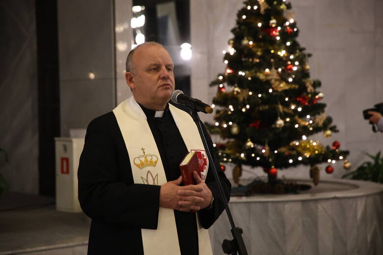 Ksiądz Krzysztof Banasik odmówił modlitwę, poświęcił opłatki i złożył życzenia z okazji świąt Bożego Narodzenia. -Życzę, żeby to były święta pełne miłości,