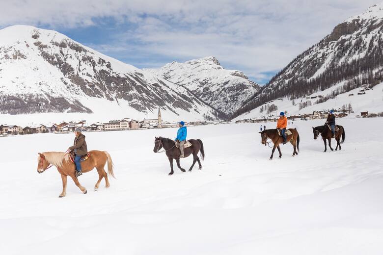 Odwiedzając Mały Tybet Europy możemy spróbować swoich sił w biegach narciarskich, wędrówce na rakietach śnieżnych wzdłuż specjalnie przygotowanych tras,