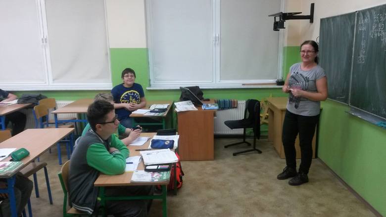 Nauczycielka z gimnazjum Jolanta Sus uczy dzieci matematyki też w podstawówce.
