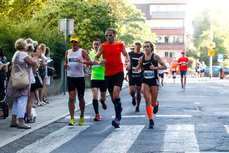 Bloger Andrzej Witek wygrał 37. edycję szczecińskiego półmaratonu rozegranego przy upalnej pogodzie w ostatni weekend wakacji. W biegu na 10 km triumfował Bartosz Jurgiewicz. Na starcie stanęło 3300 uczestników. To rekord imprezy. 