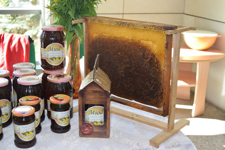 W Urzędzie Marszałkowskim w Rzeszowie podkarpaccy pszczelarze podsumowali pszczelarskie żniwa i podzielili się swoimi wyrobami ze smakoszami miodów. To już 14. edycja Podkarpackiego Święta Miodu.<br /> 