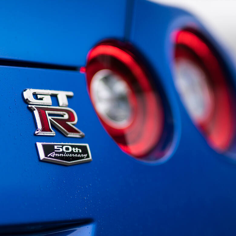 Nissan GT-R 50th Anniversary Edition Samochody z edycji specjalnej będą dostępne trzech tradycyjnych, dwubarwnych wersjach kolorystycznych. Nawiązują
