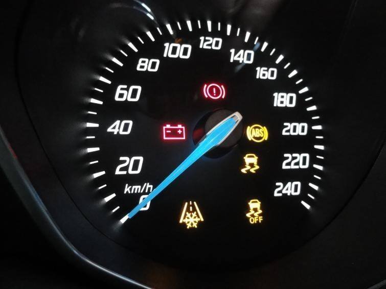 Kontrolki znajdujące się na desce rozdzielczej samochodu mogą pełnić funkcje ostrzegawcze, informacyjne i alarmujące. W przypadku większości z nich wiadomo,