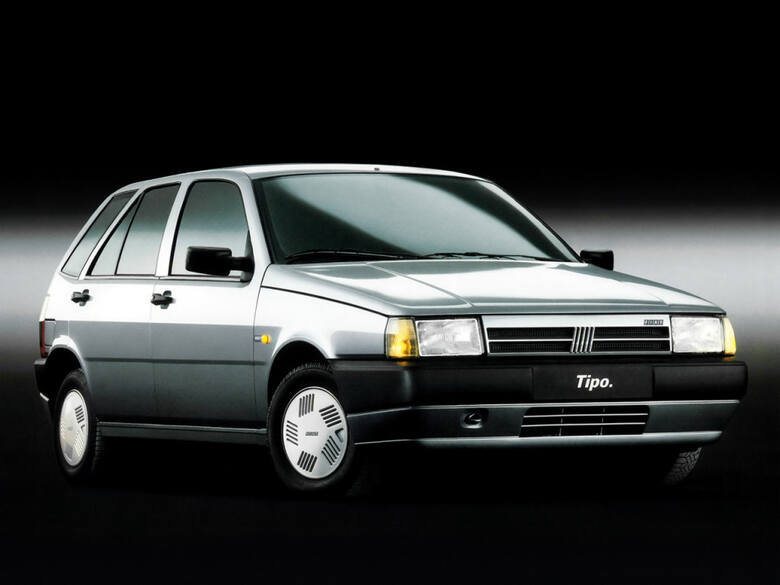 Fiat TipoW 1988 roku Fiat zaprezentował model Tipo. Był to typowy hatchback segmentu C, na którym po dwóch latach zbudowano sedana o nazwie Tempra. Auto