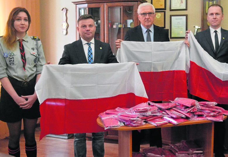 W gabinecie prezydenta Nowej Soli zaprezentowano flagi, które mieszkańcy otrzymają za darmo w tym roku.